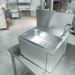 Sink with knee operation